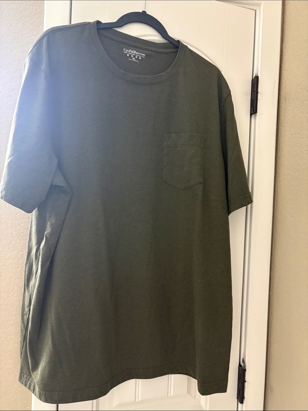 Croft and barrow  Men's Olive Green Crewneck Pocket T-Shirt